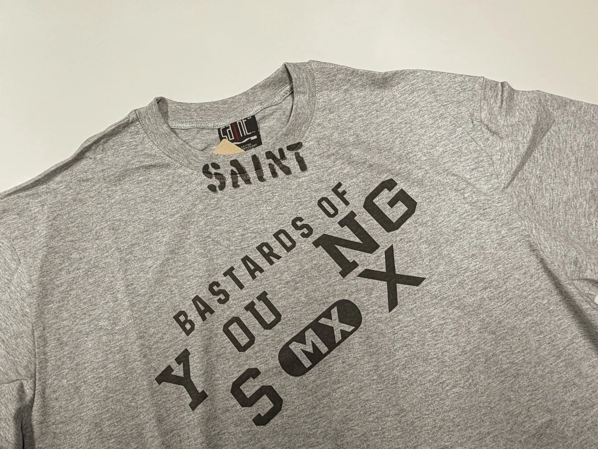 ❥8030#P116 Saint Mxxxxxx gray short-sleeved T-shirt, made of soft cotton fabric, comfortable and breathable. "BASTARDS OF YOUNGSMXOX" is printed on the front. It has a full street feel. The loose fit accommodates a variety of body shapes. It is suitable for daily casual or street wear. Size: (S-M-L-XL) Color: Gray
